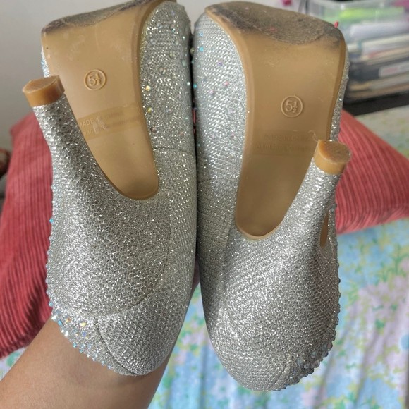 DREAM PAIRS EMBELLISHED SHINY WHITE GREY HEEL PUMPS - Picture 6 of 6